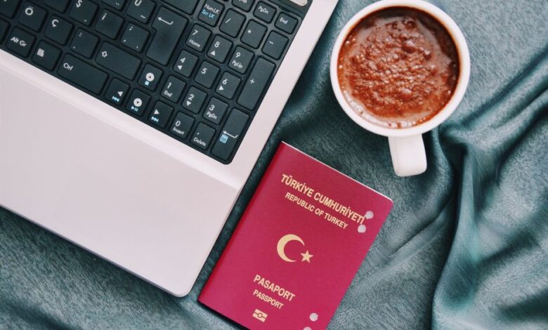 düşük bütçeyle seyahat etmenin 15 yolu konusunu açıklayan görsel